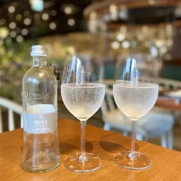 本当ならスパークリングワインを飲みたかったですが…お水で我慢