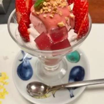 イチゴパフェはオプションですが、迷わずオーダー。新鮮なイチゴがシメにピッタリ。