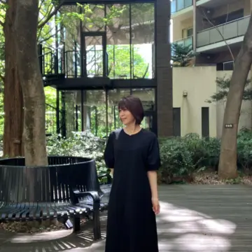 お花見　ネモフィラ　舎人公園　ネモフィラブルー　ネモフィラソフト　お散歩　白スニーカー　GU  ワンピース　都内お散歩　都内のネモフィラ　23区最大のネモフィラ　ブラックワンピース　五分袖ワンピース