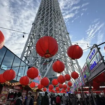 スカイツリーと赤い提灯