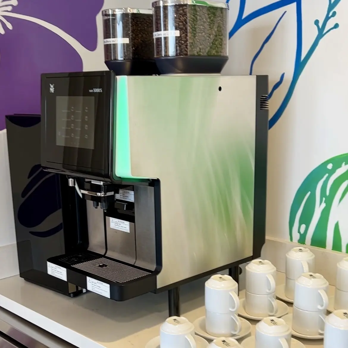 コーヒーマシーンがあり紅茶やハーブティーなどもあります