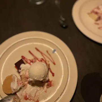 あっさりめのアイスとラズベリーのソースでお口もさっぱり。