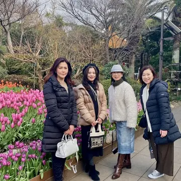 江の島ウィンターチューリップと女性