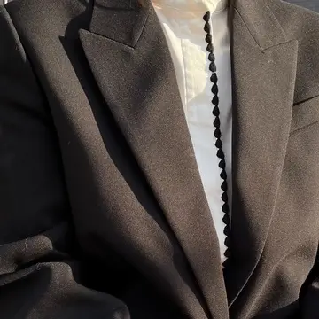 ZARAのジャケットにヨリのハマグリ刺繍ブラウス