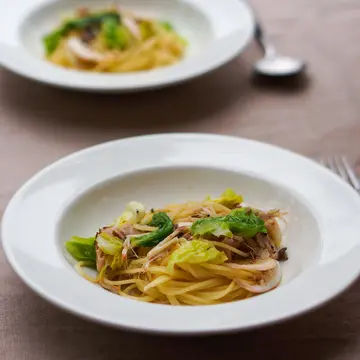 タコとマッシュルームのアヒージョ 春キャベツと白海老のアンチョビソースのパスタ