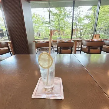 ホテルザミツイキョウトのラウンジ