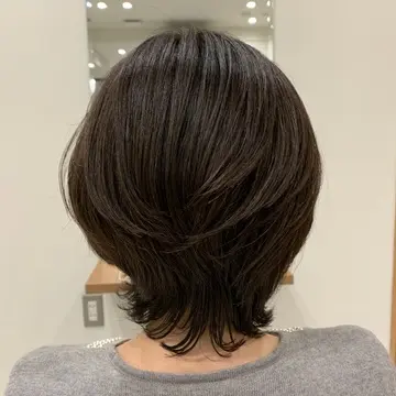 美容院でカットする女性