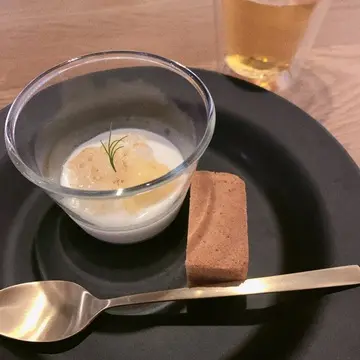 パイナップルケーキ　バジルのブランマンジユ　桃の金木犀コンポートのせ