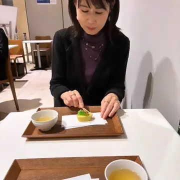 青山の菓匠菊屋さんのお上品な和菓子。私と友人は「遠山」をいただきました。