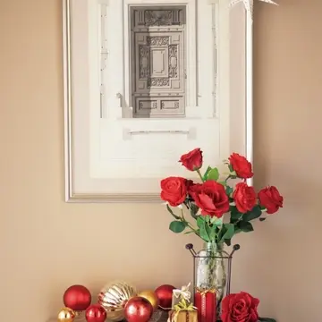 冬の赤いバラとオーナメント