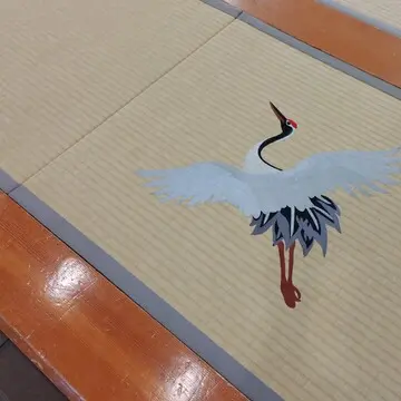 畳みに施された鶴の刺繍