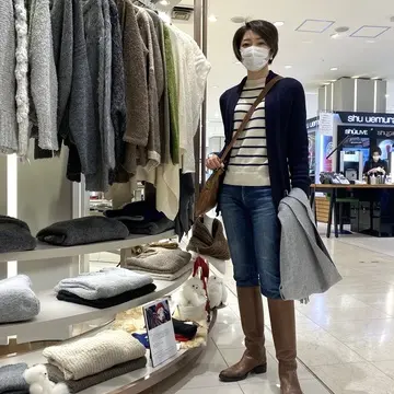 アルパカニットコーデ。カーディガンを着た図