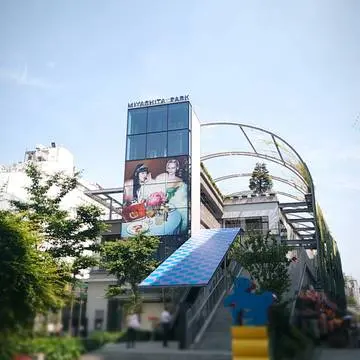 ミヤシタパーク入口、外観、グッチ看板