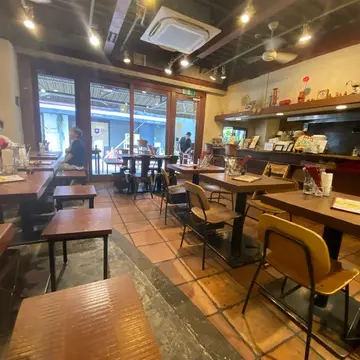 夢飯のテーブルに並ぶカトラリーやグラス。温かみのある空間