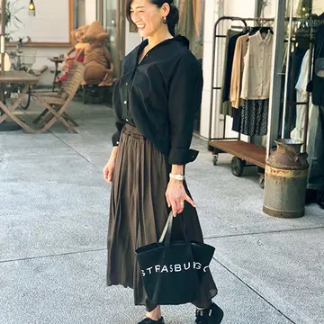 下北沢へショッピングに行ったときのひとコマ。スニーカーの黒に合わせて、黒シャツとブラウンのロングスカートをチョイス。