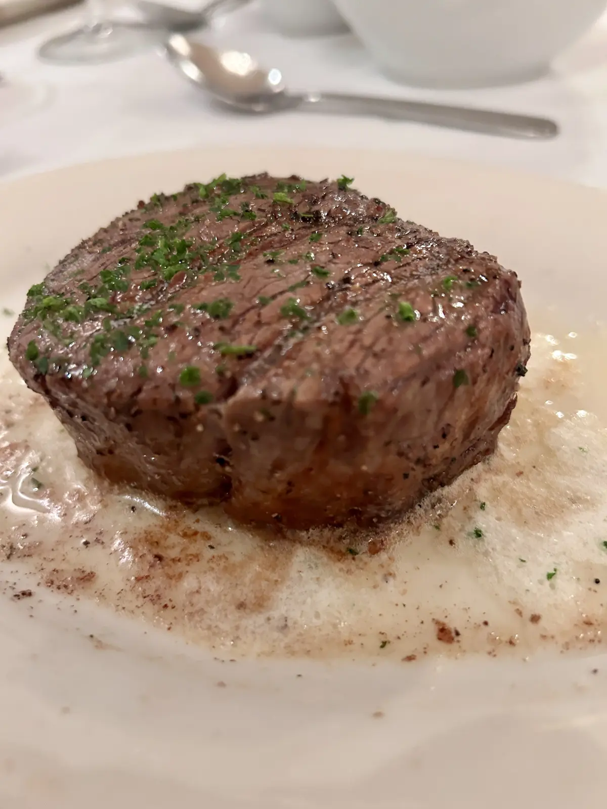 フィレステーキは通常よりも小さめのプチ