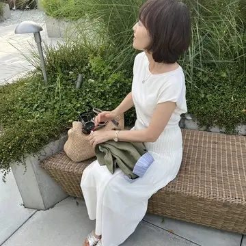 ハラカド屋上庭園で空を見上げる女性