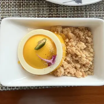 マンゴーとパイナップルのムース　クランブル添え