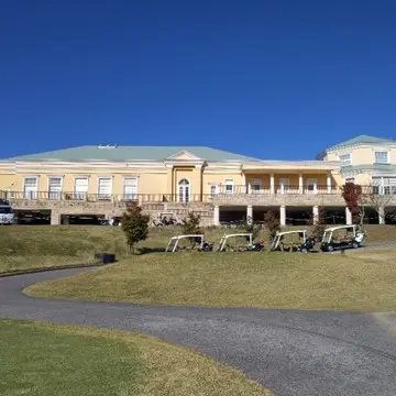 ジョージアンスタイル（英国ジョージ王朝の様式）をテーマにして建築された素敵なクラブハウス