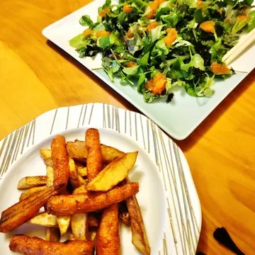 クレソン、春菊、あんぽ柿のサラダ／黒田五寸ニンジン、ルタバガの素揚げ