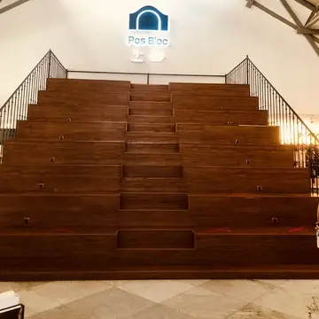 木の階段　ベンチ　観客席