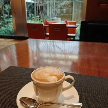 最後は温かいカフェオレで中庭の緑に癒されて