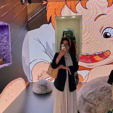 原宿「ロエベ展」スタジオジブリとのコラボレーションブースで自撮りをする女性の写真