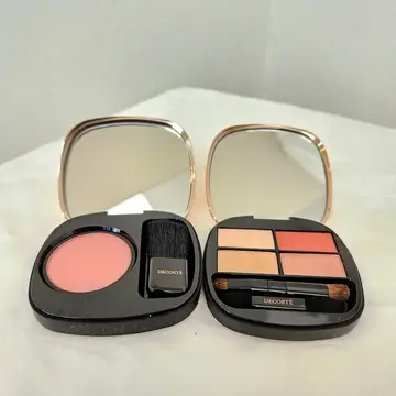 パウダーブラッシュチークカラーと、コントゥアリングアイシャドウ。