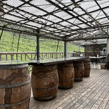 テラス席にはワイン樽のテーブルが