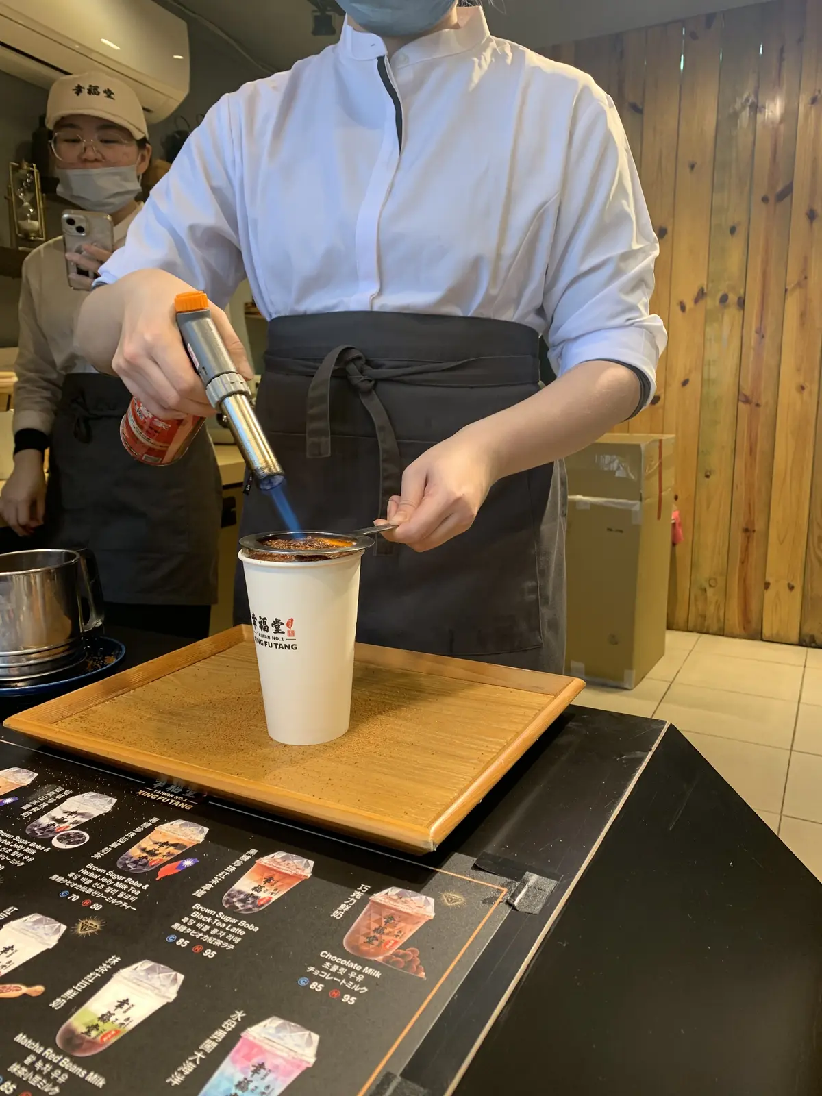 バーナーでゴケをつける女性