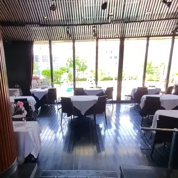 窓の外の中庭にはプールもあって、まるで海外リゾートみたい。