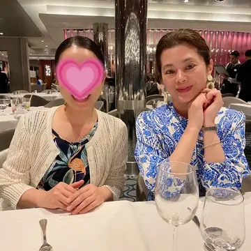 アンセムオブザシーズのレストラン内に座る二人の女性の写真