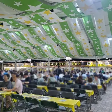 テントの中はたくさんの人で賑わっていました。