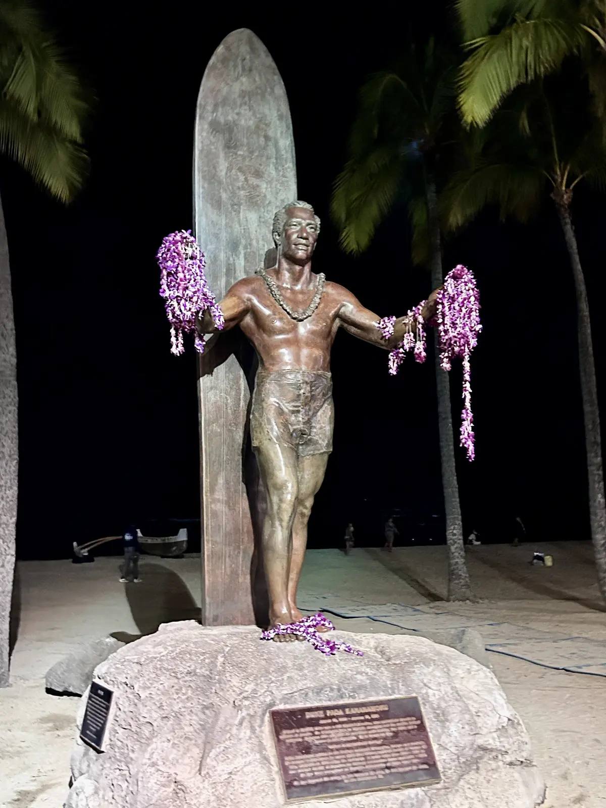 デューク カハナモク像