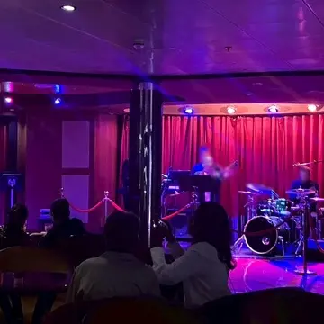 アンセムオブザシーズのミュージックバーで演奏する生バンド