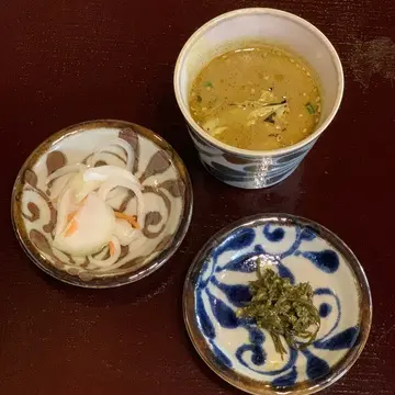 鎌倉野菜とココナッツのカレー
あかもくのアチャール
たまねぎと人参のピクルス