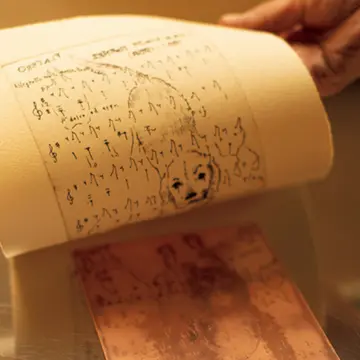 プレス機を通した後、紙をめくる