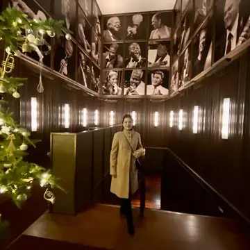 ブルーノート東京 クリスマスツリーとジャズミュージシャンの写真に囲まれたエントランスホール｜記念日デートのフォトスポット