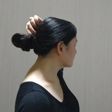 毛先をお団子に巻きつける