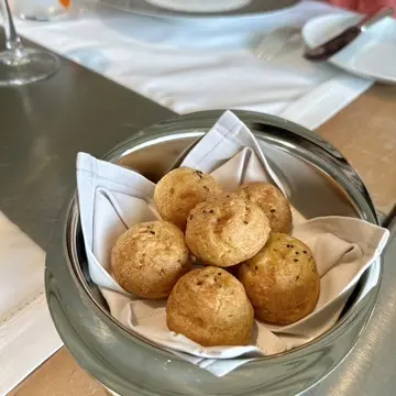 アミューズはチーズ入りのシュー