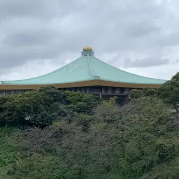 九段会館テラスから見る武道館