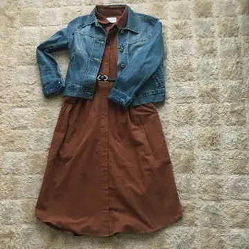 ブラウンワンピースにデニムジャケット