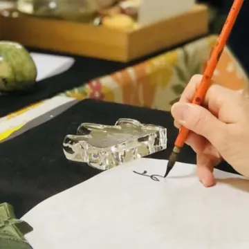 『かな』文字も学びます。優雅です。