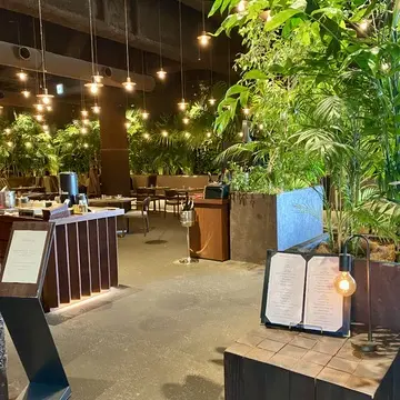 bonélan（ボネラン）の店内。グリーンに囲まれたダイニングと落ち着いた照明が印象的な空間