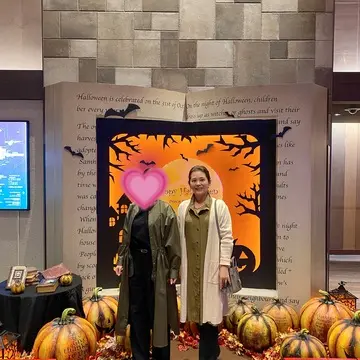 軽井沢プリンスホテルのハロウィン装飾前で記念撮影。秋らしい演出が楽しいロビー。