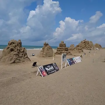 サンドクラフト並ぶ砂像②