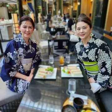 雅叙園パンドラでお茶を楽しむ2人の女性。浴衣姿