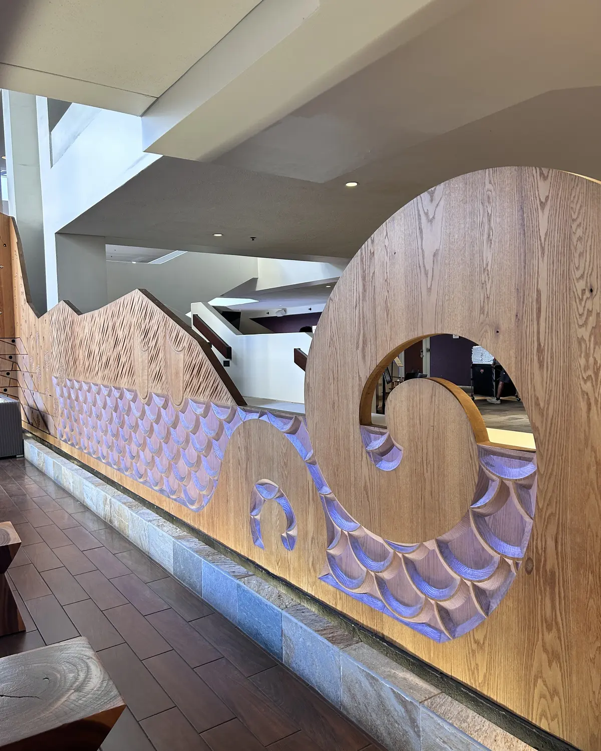 ホテル内の木製オブジェ