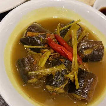 ウナギのターメリック煮込み