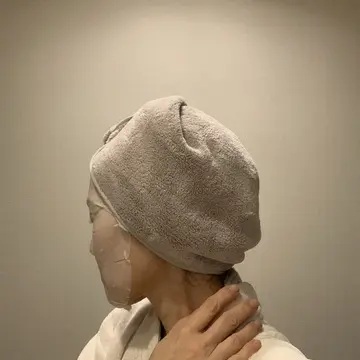 風呂上がりにシートマスクを貼る女性